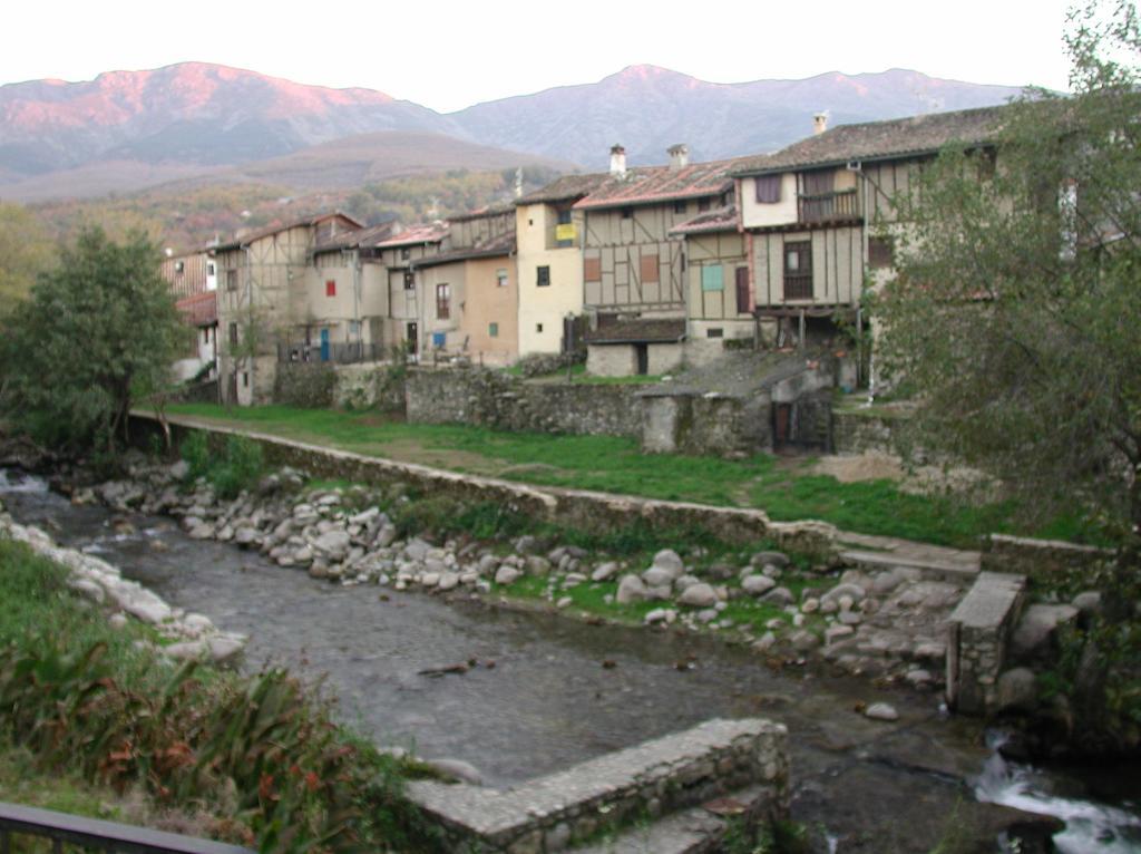 Albergue Turistico Valle Del Ambroz Hervas Exterior photo